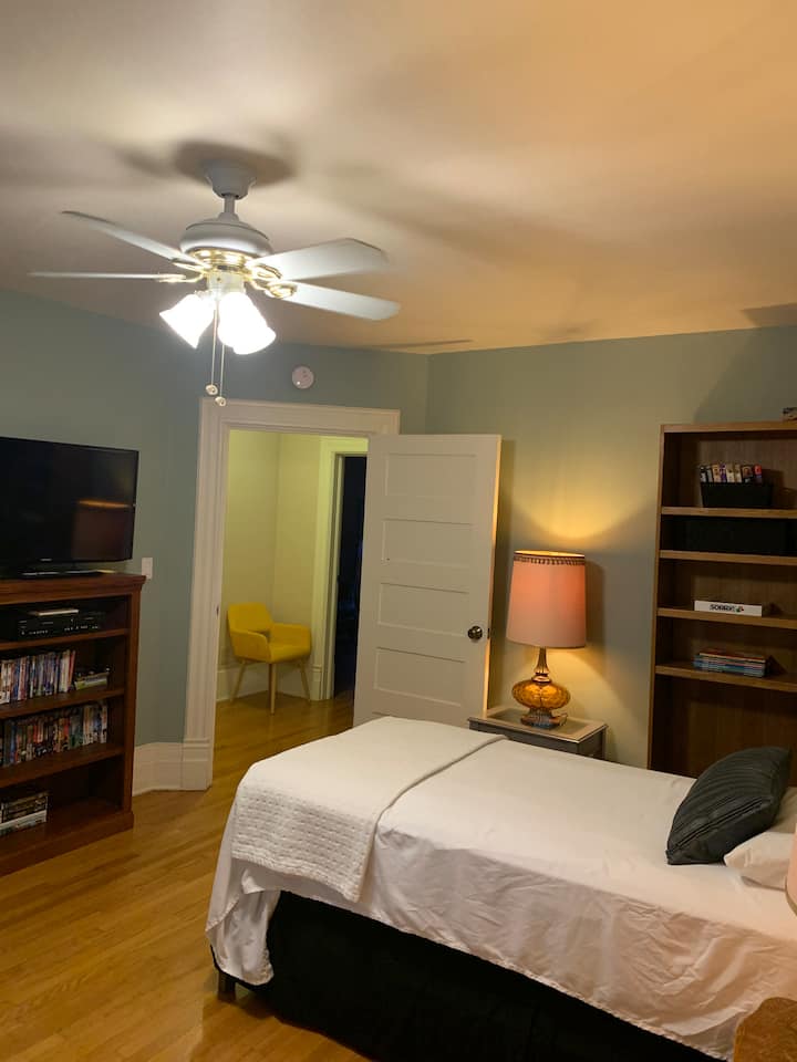 Las habitaciones XL Twins tienen un televisor solo para películas con un reproductor de DVD/VHS y montones de clásicos organizados alfabéticamente para tu disfrute, así como pilas de materiales de lectura para niños.