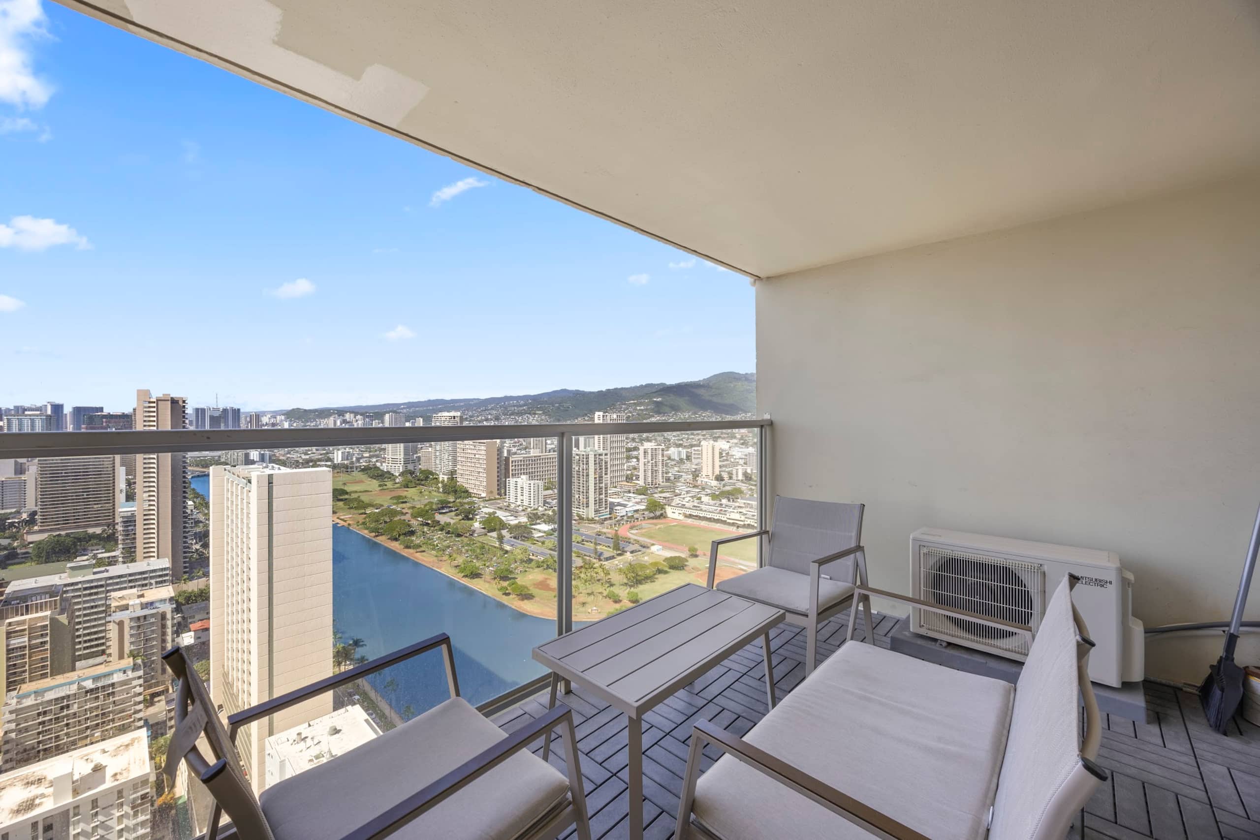 Condo in Honolulu · ★4.94 · Studio · 2 beds · 1 private bath - Image 37