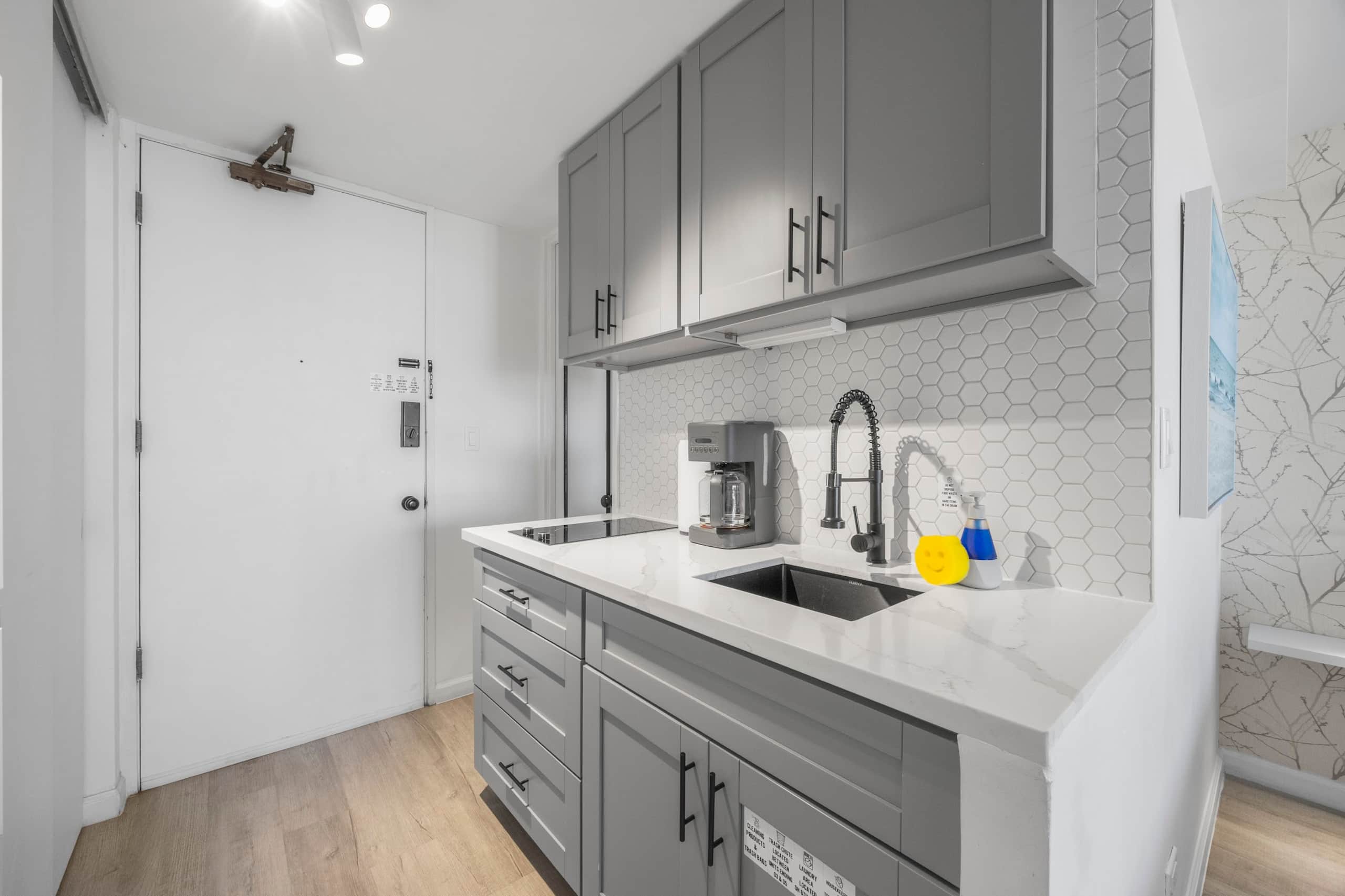 Condo in Honolulu · ★4.94 · Studio · 2 beds · 1 private bath - Image 21