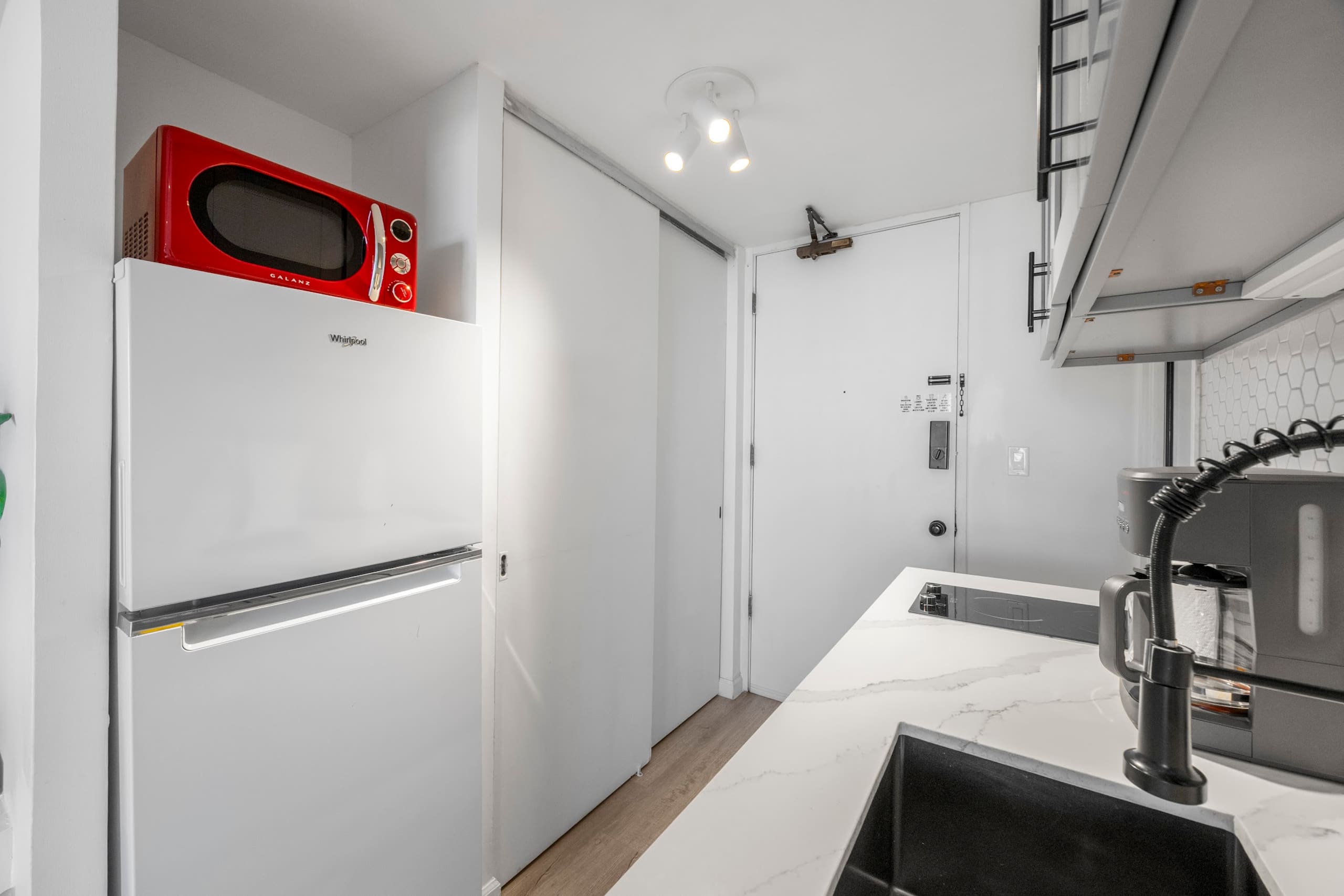Condo in Honolulu · ★4.94 · Studio · 2 beds · 1 private bath - Image 20