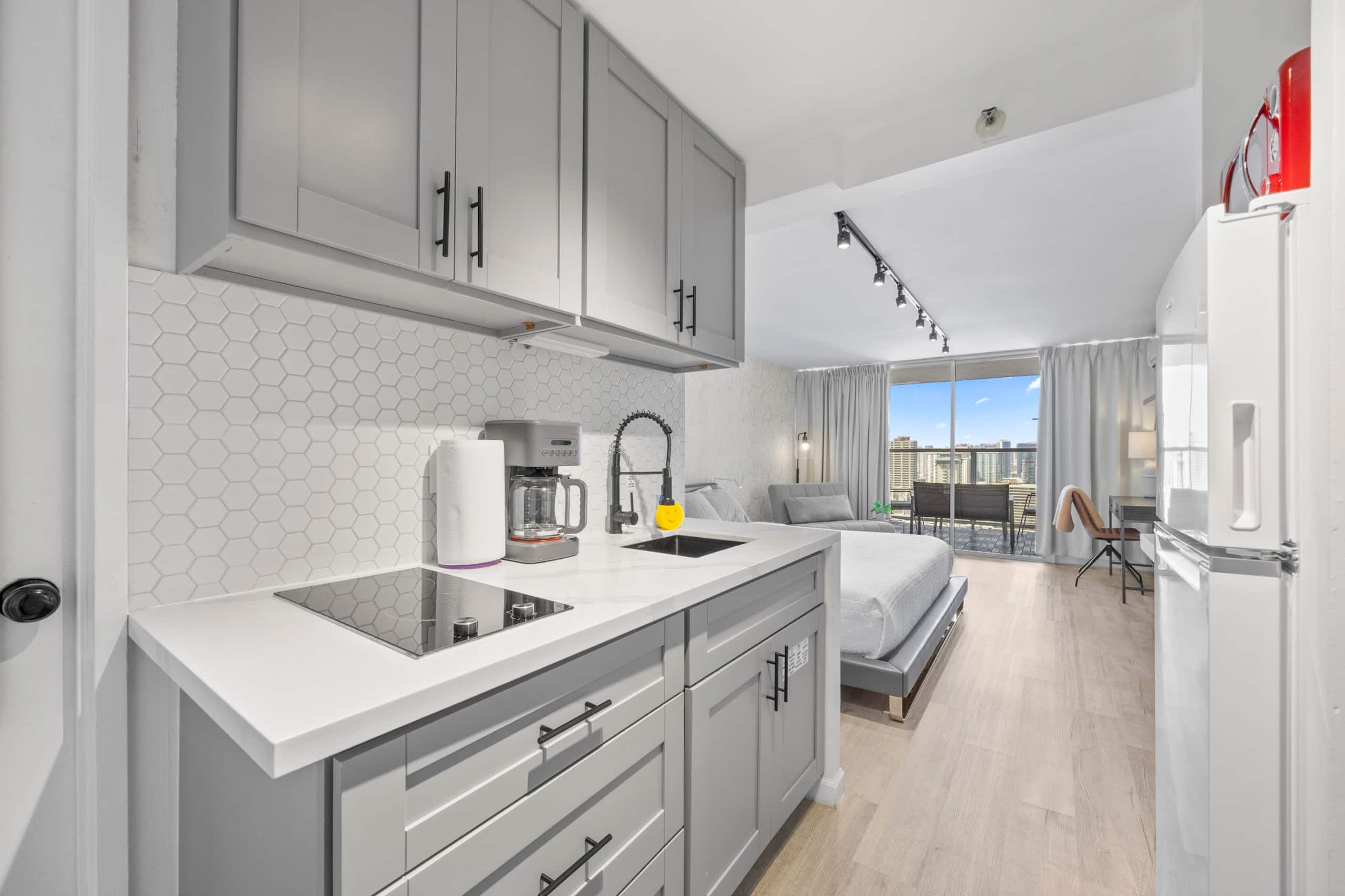 Condo in Honolulu · ★4.94 · Studio · 2 beds · 1 private bath - Image 18