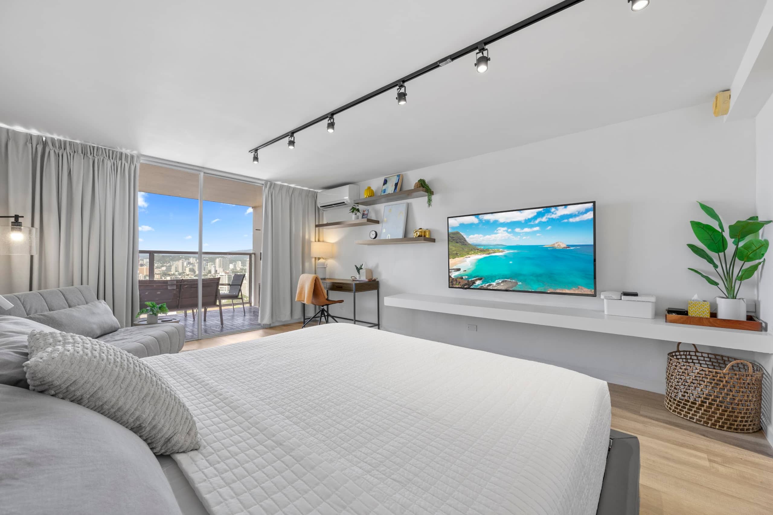 Condo in Honolulu · ★4.94 · Studio · 2 beds · 1 private bath - Image 2