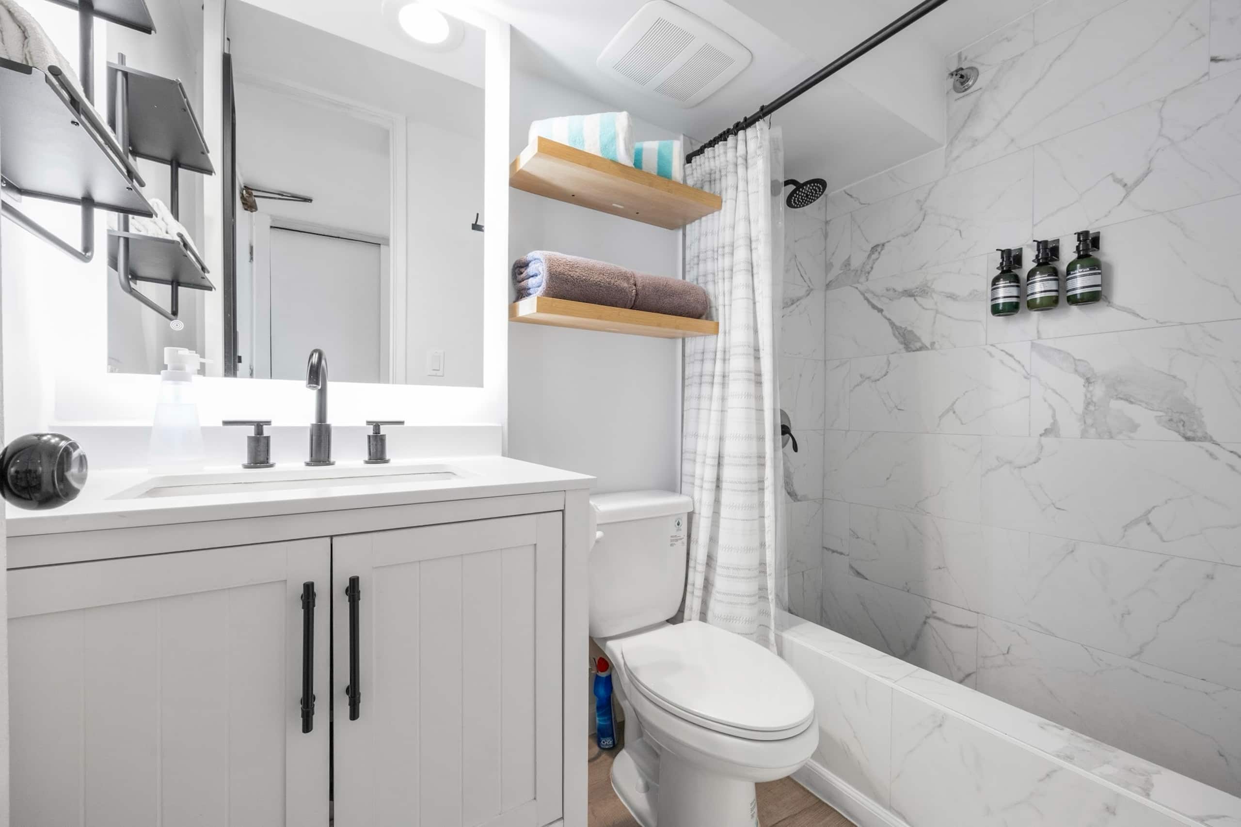 Condo in Honolulu · ★4.94 · Studio · 2 beds · 1 private bath - Image 34