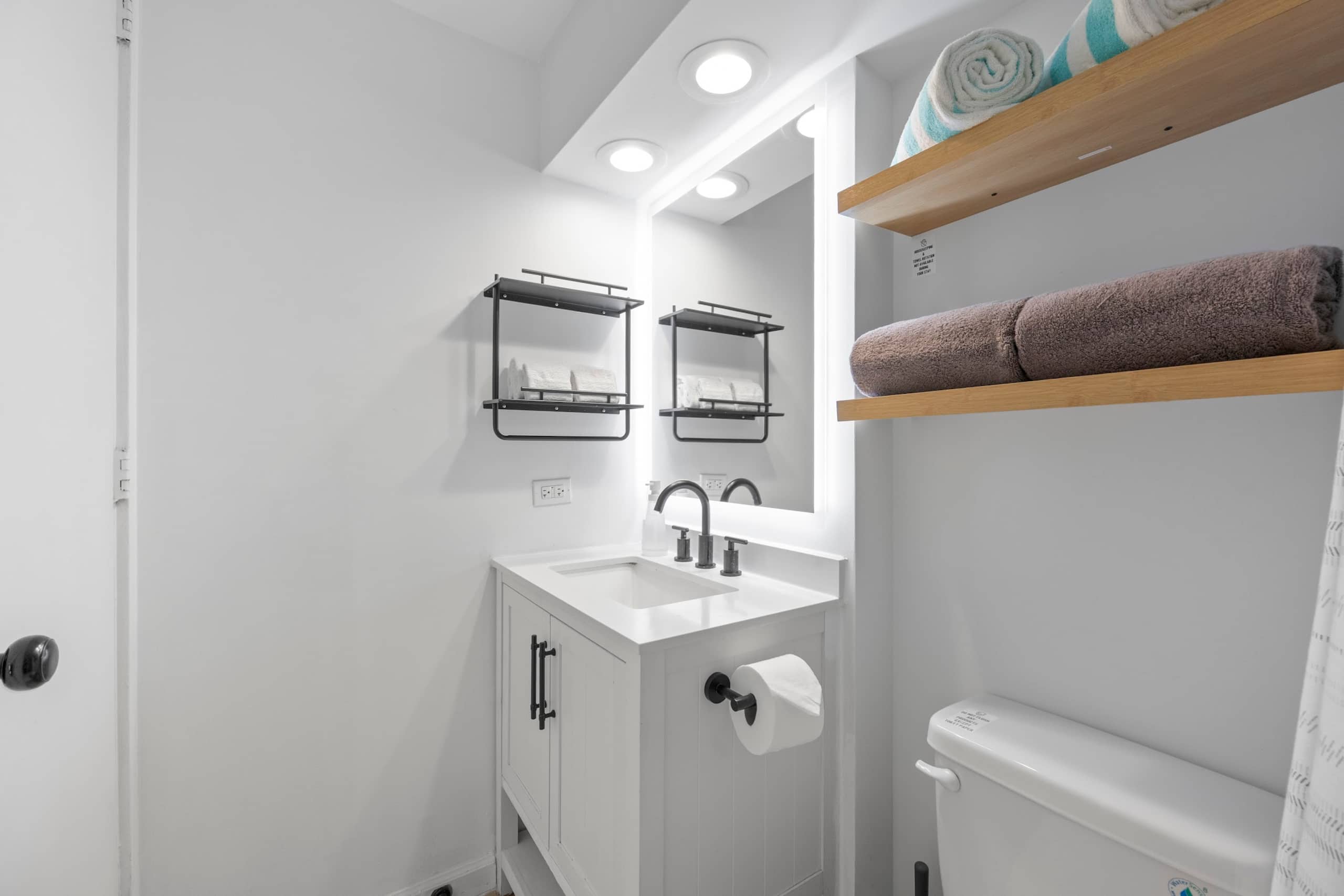 Condo in Honolulu · ★4.94 · Studio · 2 beds · 1 private bath - Image 31