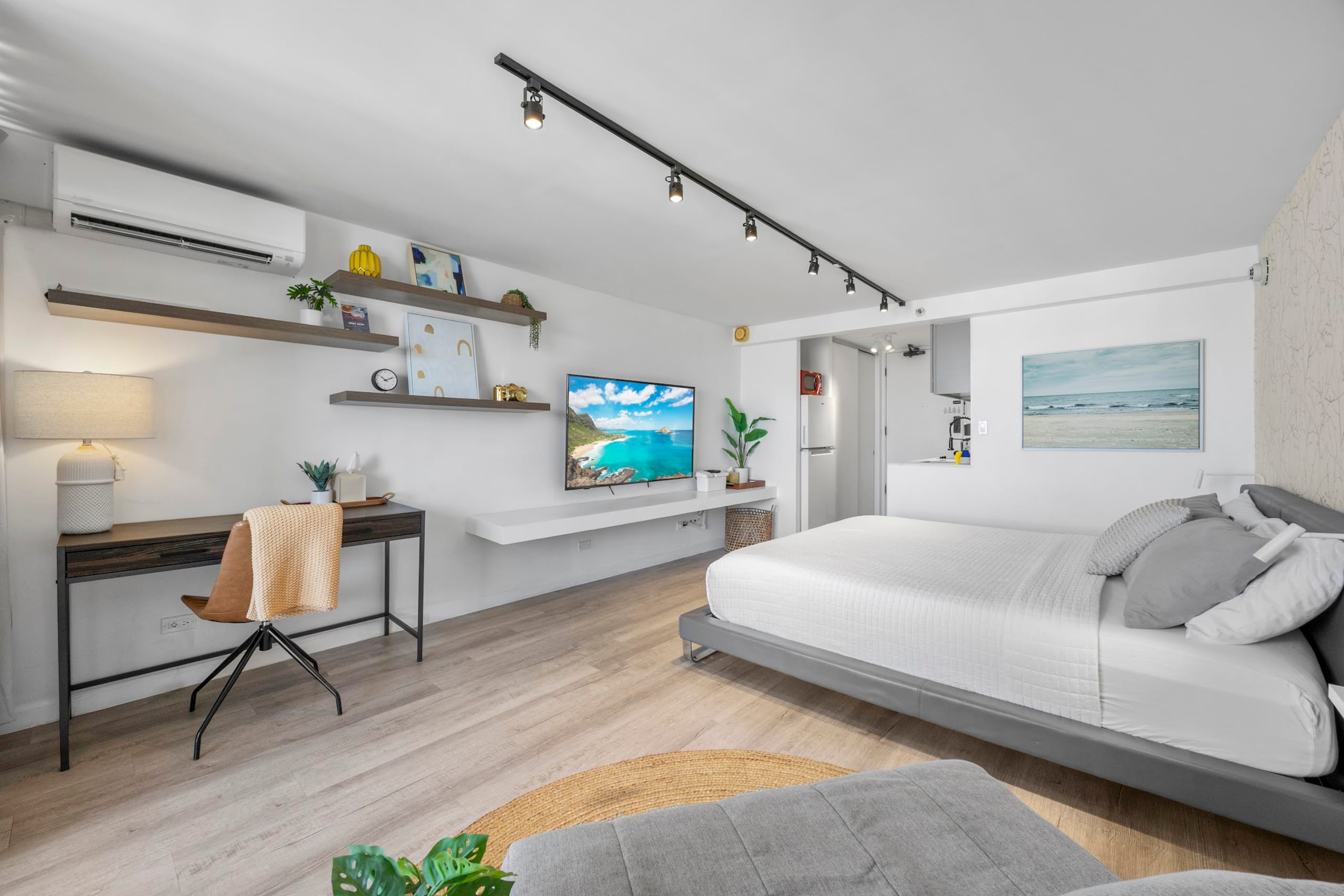Condo in Honolulu · ★4.94 · Studio · 2 beds · 1 private bath - Image 4