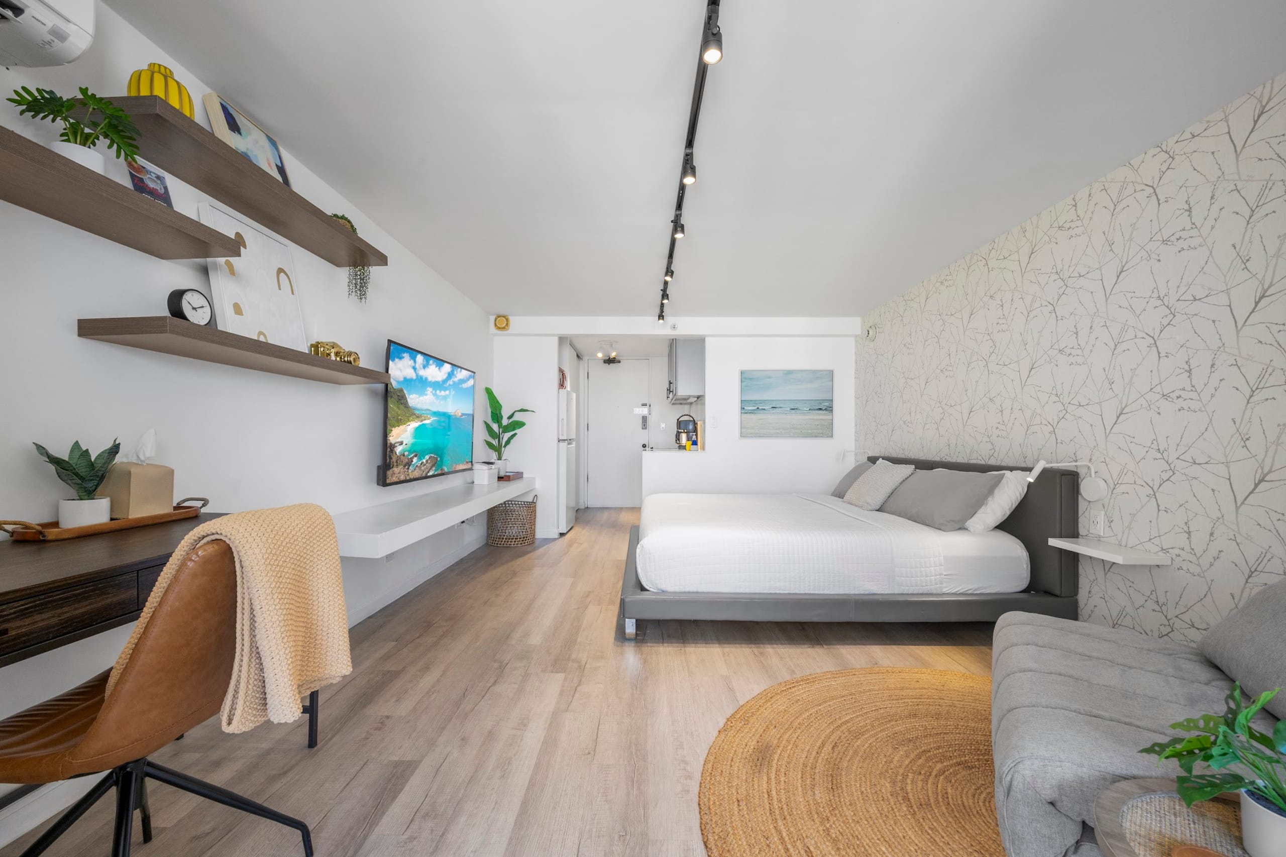 Condo in Honolulu · ★4.94 · Studio · 2 beds · 1 private bath - Image 10