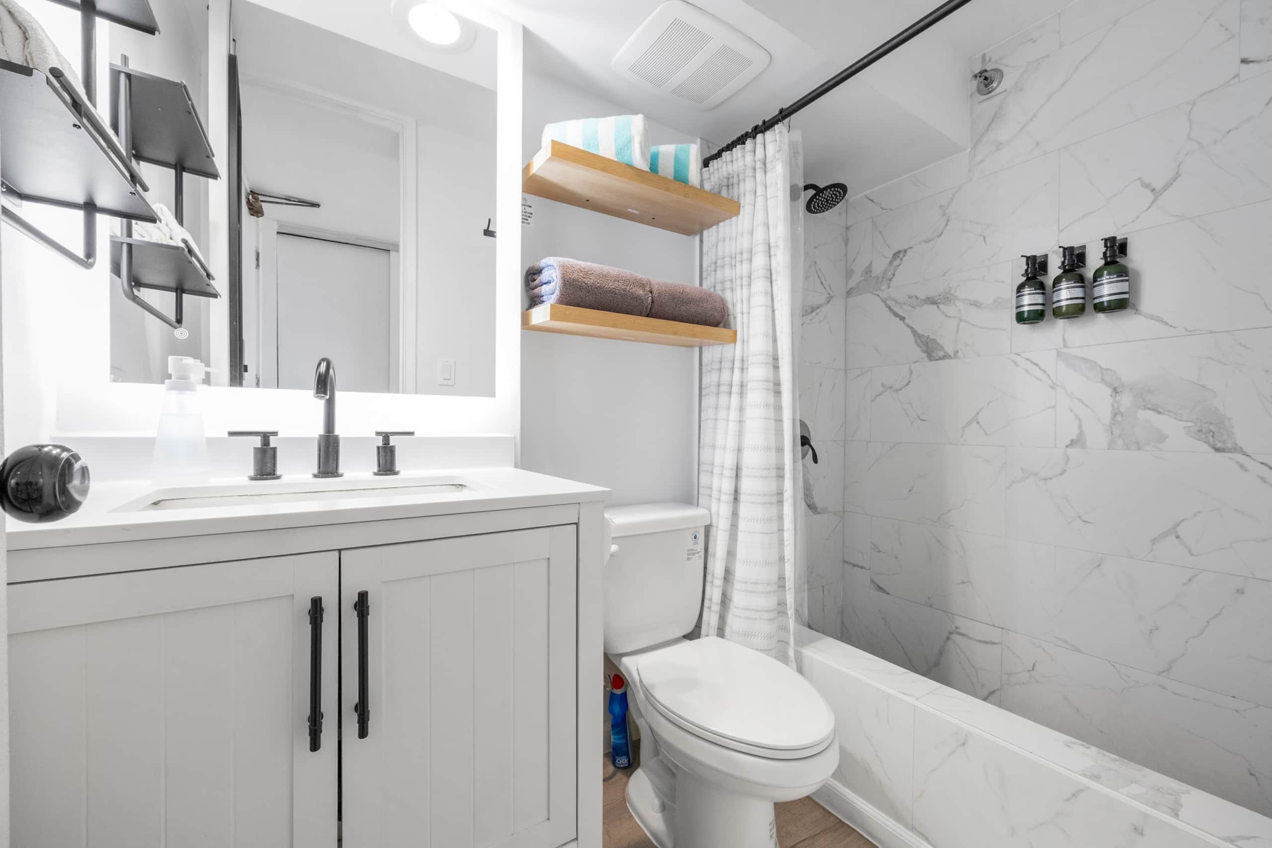 Condo in Honolulu · ★4.94 · Studio · 2 beds · 1 private bath - Image 33