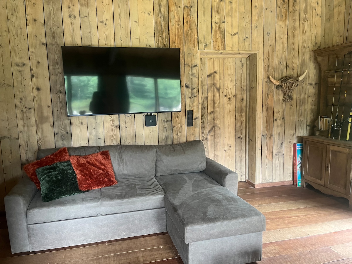 Top Airbnb: Francorchamps - Isolated chalet on the edge of a pond in Stavelot