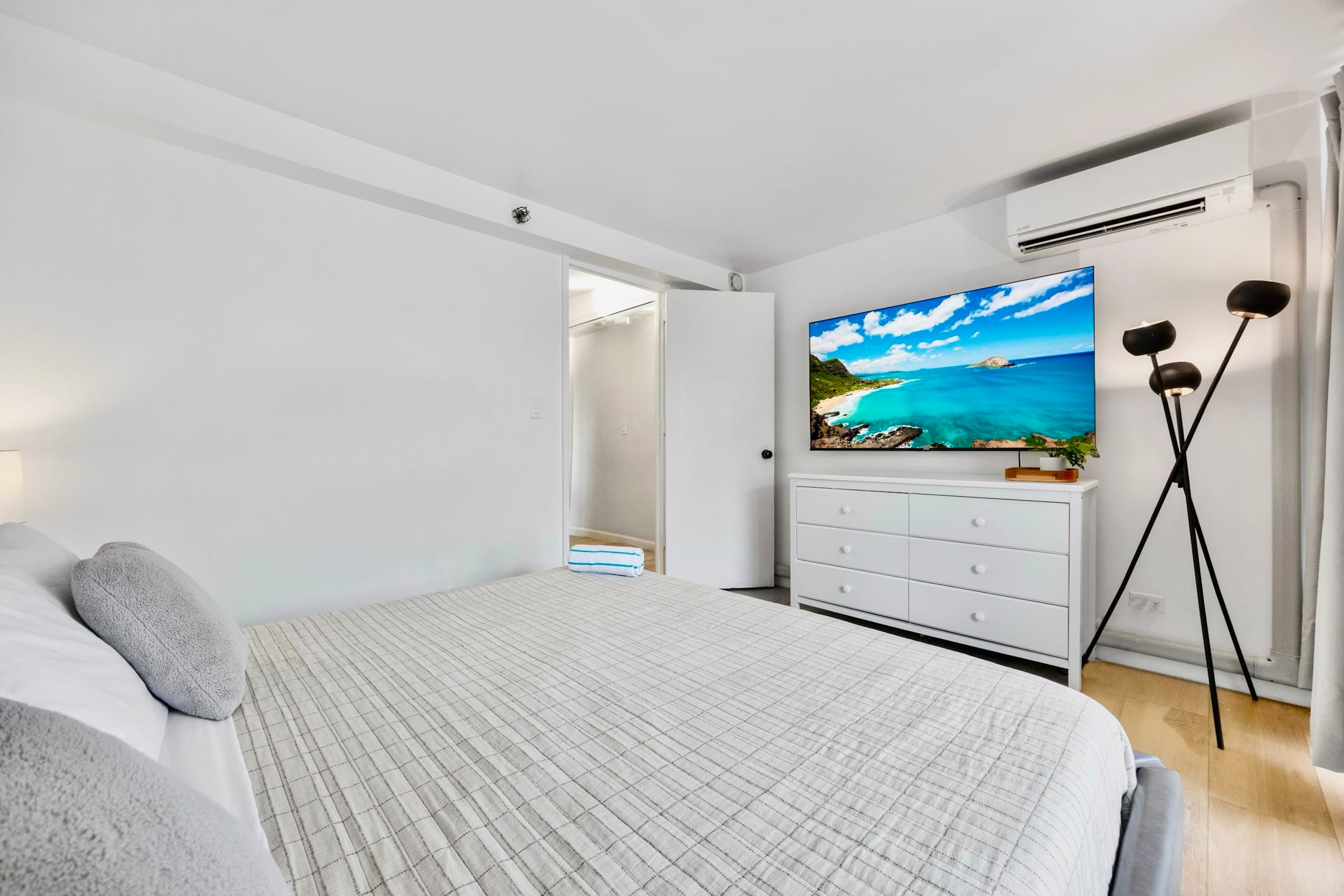Condo in Honolulu · ★4.96 · 1 bedroom · 4 beds · 1 private bath - Image 40