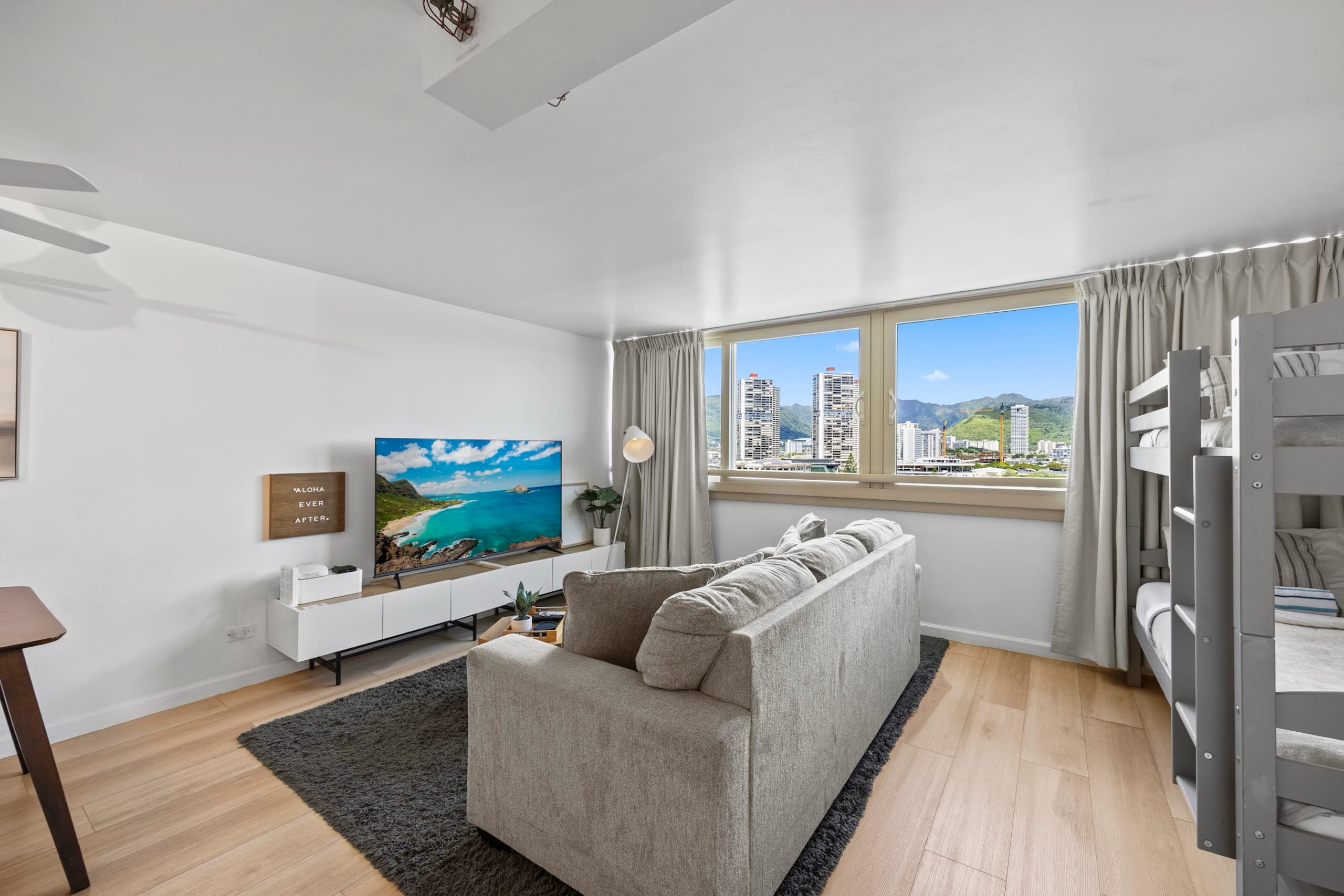 Condo in Honolulu · ★4.96 · 1 bedroom · 4 beds · 1 private bath - Image 9