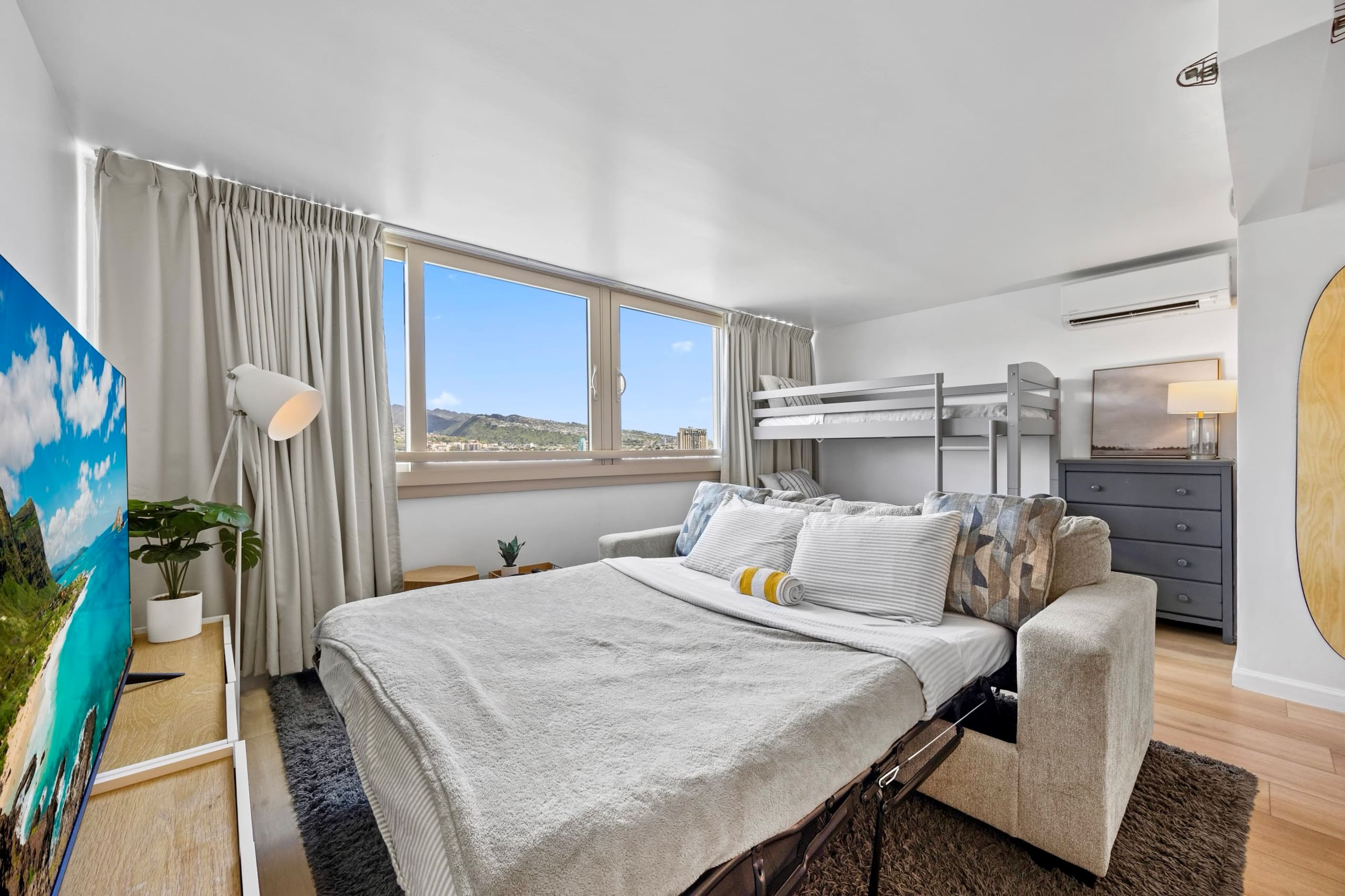 Condo in Honolulu · ★4.96 · 1 bedroom · 4 beds · 1 private bath - Image 14
