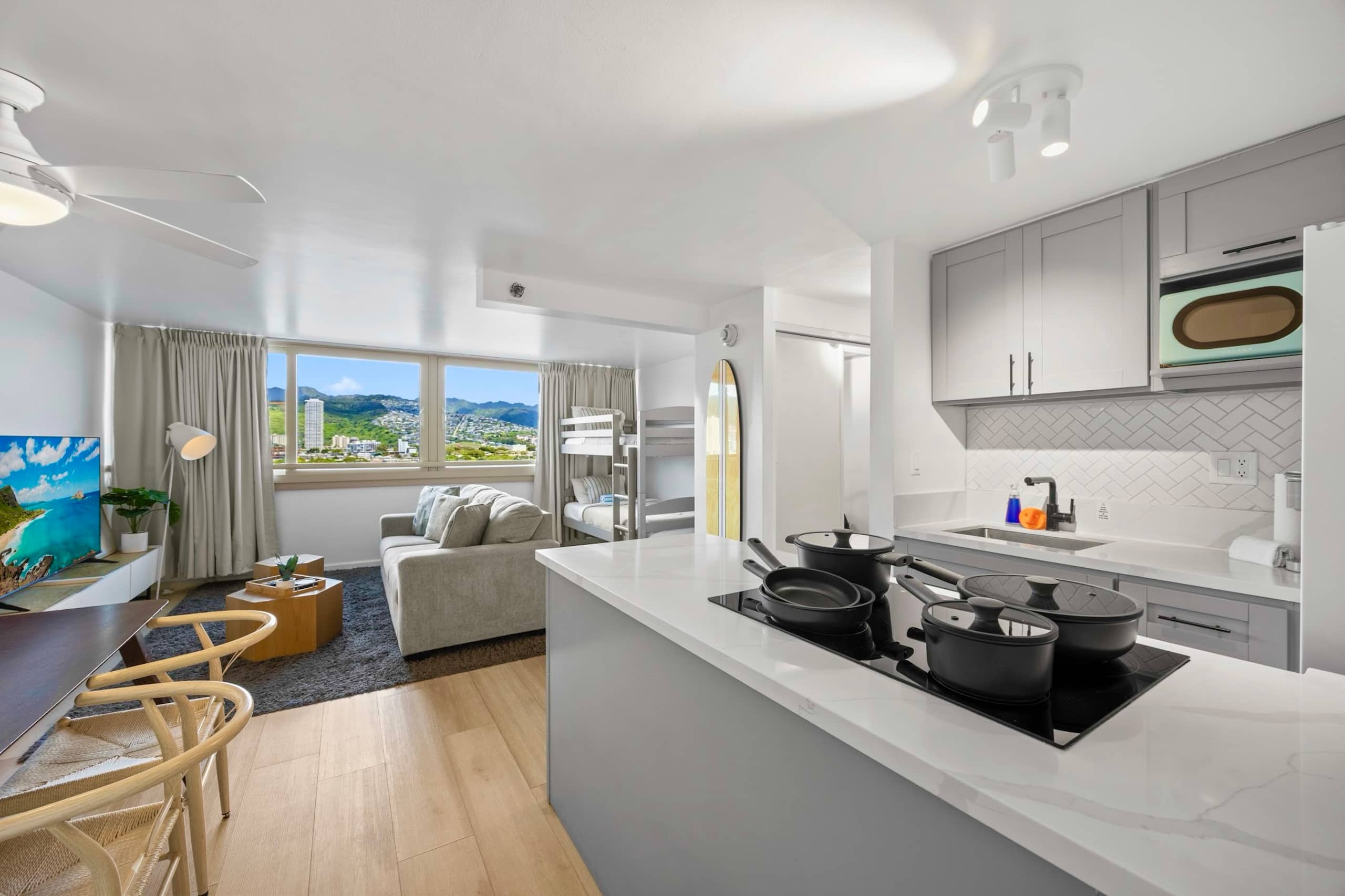 Condo in Honolulu · ★4.96 · 1 bedroom · 4 beds · 1 private bath - Image 3