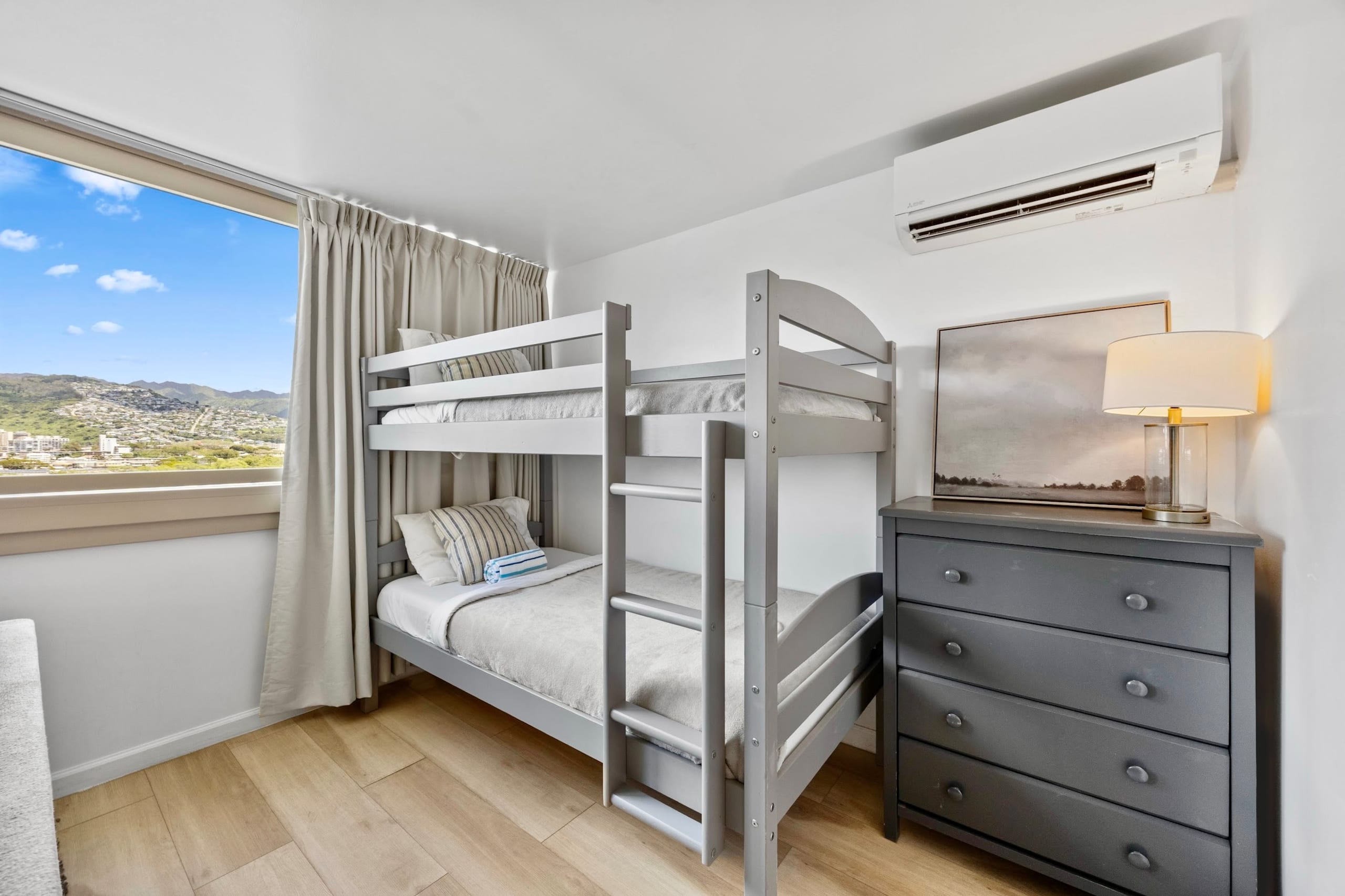 Condo in Honolulu · ★4.96 · 1 bedroom · 4 beds · 1 private bath - Image 12