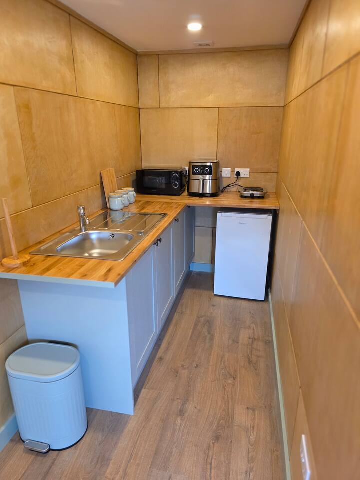 Cosy Welsh Glamping Escape At Bumblebee Lodge - Zuid-Wales