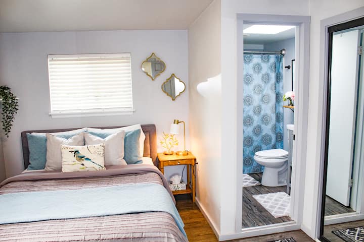 Cómoda cama tamaño qween con almohadas extra suaves y firmes para tu comodidad. Cómoda de tamaño completo, armario con espejos del piso al techo, TV inteligente y mesita de noche con luz/enchufes USB.  Unidad de aire acondicionado/bomba de calor sin conductos en el dormitorio.