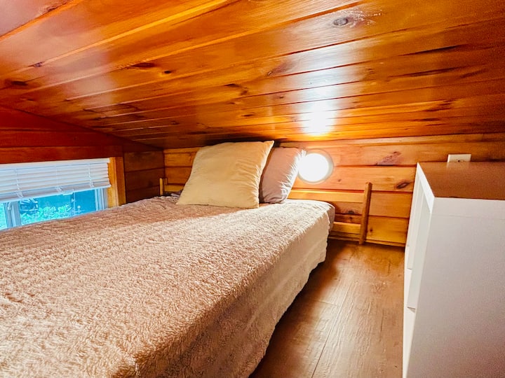 Меките спално бельо, възглавници и качествен матрак гарантират спокоен сън, така че винаги сте готови за следващата градска екскурзия, посещение на парк или семейно събиране.