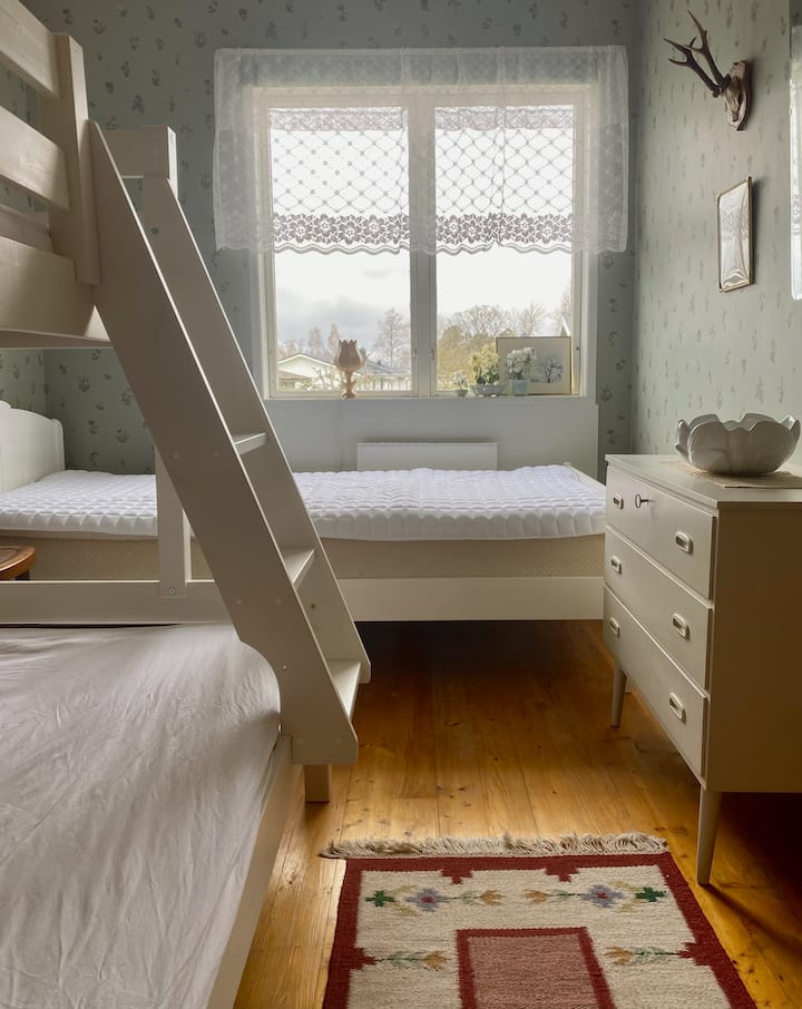 Dormitorio con 3 camas.