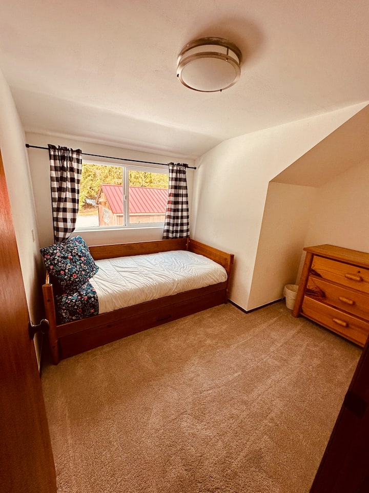 غرفة نوم الطابق الثاني 3 - سرير قابل للسحب