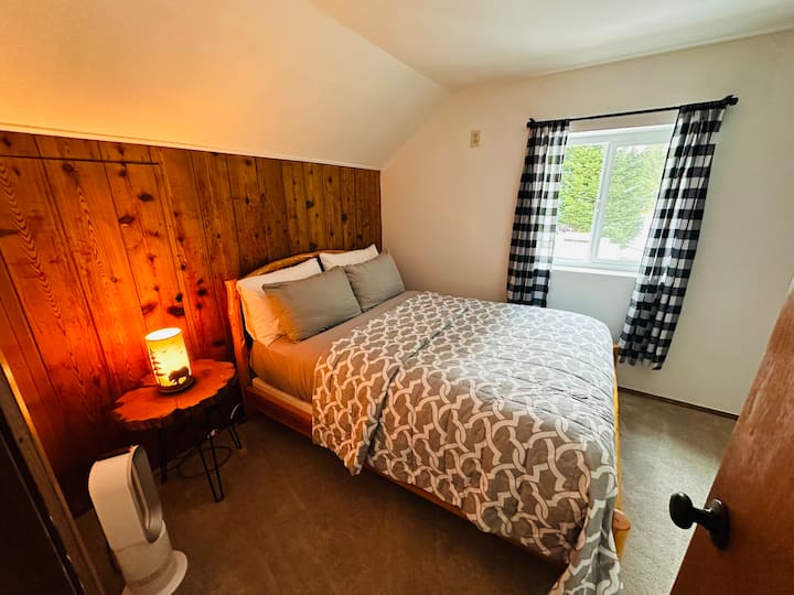 غرفة النوم الأولى في الطابق الثاني - سرير بحجم كوين