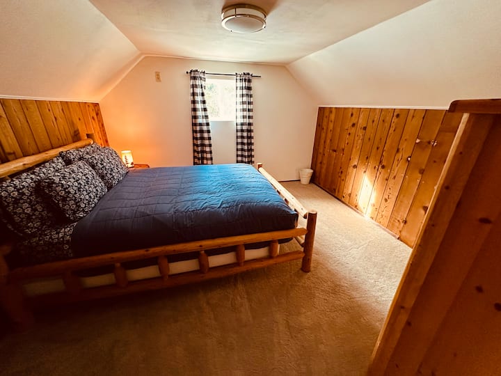 غرفة النوم الرابعة في الطابق الثاني - سرير بحجم متوسط