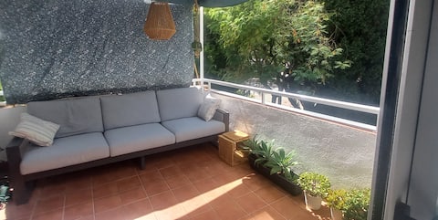 Anuncio de Airbnb popular: 1 min. walk to the beach, central, bright en Calafell