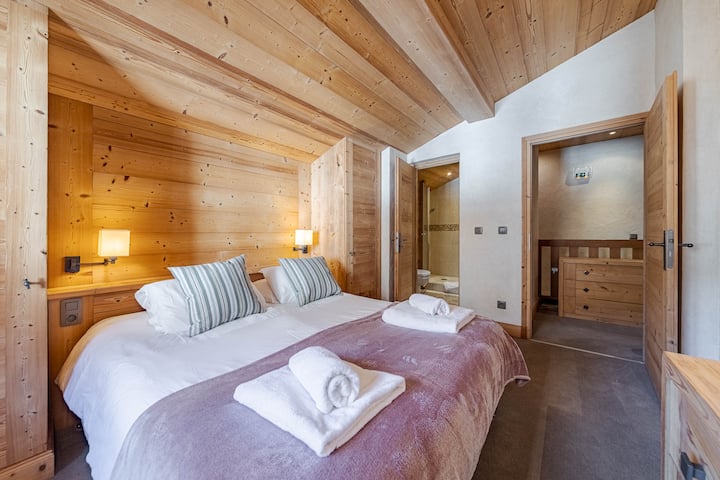 Na gornjem katu krevet veličine "super king size" / krevet s dva odvojena kreveta i vlastitom kupaonicom s tušem / WC-om