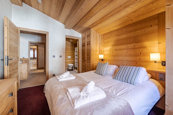 Soba s bračnim krevetom / dva odvojena kreveta na gornjem katu s vlastitom kupaonicom s tušem / WC-om