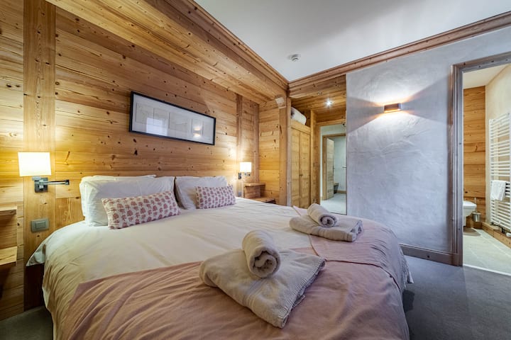 Spavaća soba 1 u prizemlju – veliki bračni krevet / kreveti za jednu osobu s krevetima na kat i privatna soba s tušem / WC