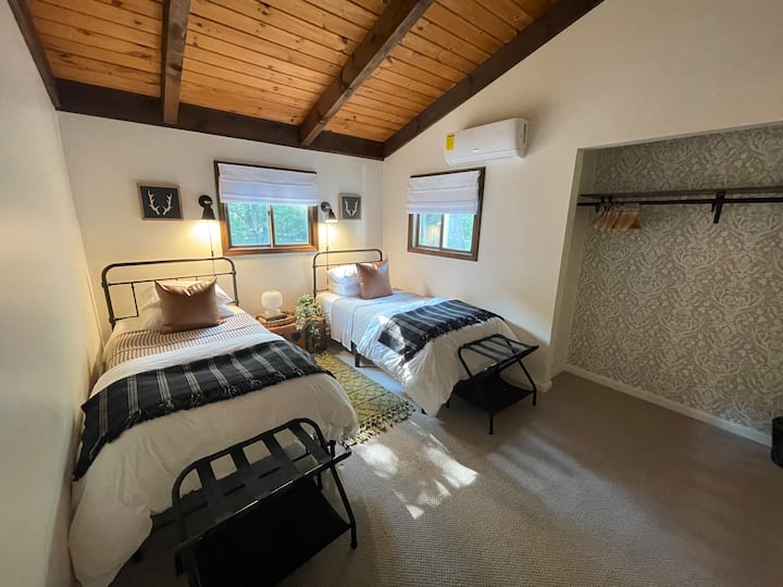 Dva odvojena kreveta i svjetiljka s dodatnim punjačem.