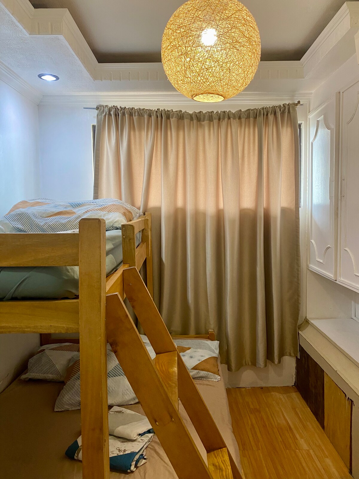 ห้องนอนที่สองมีเครื่องปรับอากาศ 1 เครื่องและเตียงสองชั้นที่สามารถรองรับได้ 3 คน