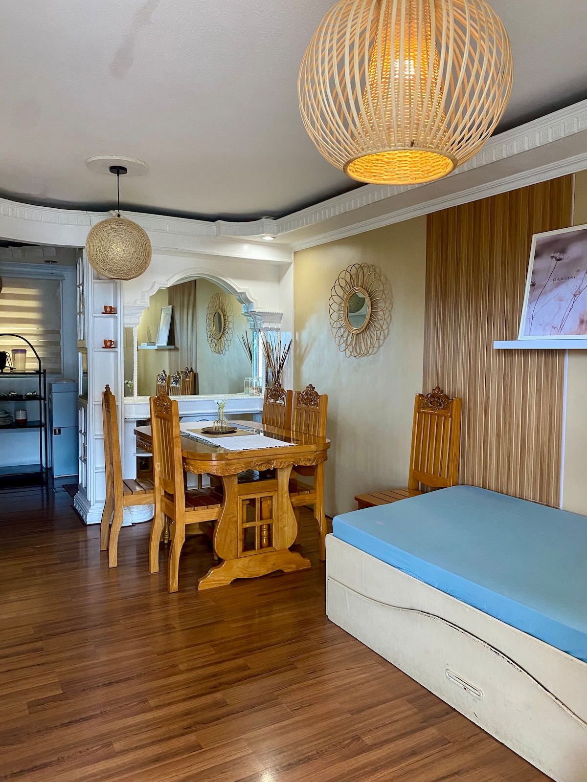 ห้องนั่งเล่นมีเตียงนอนเล่นที่ดึงออกมาเพื่อเพิ่มฟูกนอน นอนได้ 2 คน