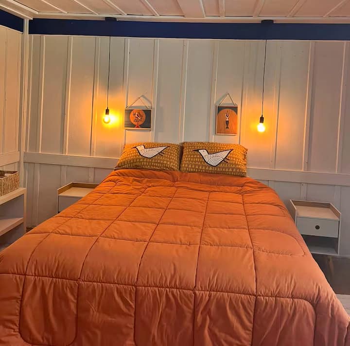 Chumba cha kulala cha 1 kina kitanda cha ukubwa wa queen, matandiko kamili na Wi-Fi.
