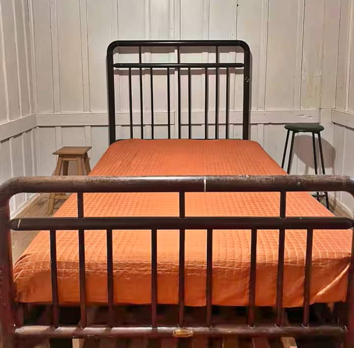 Chumba cha kulala cha 2 kina kitanda cha ukubwa wa queen, matandiko kamili na Wi-Fi.