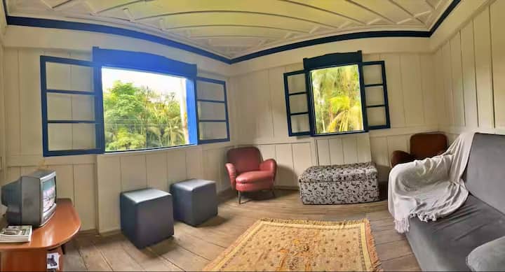 Sebule iliyojumuishwa, iliyo na kitanda cha sofa, runinga, Wi-Fi, vitabu na nyenzo za kusoma.