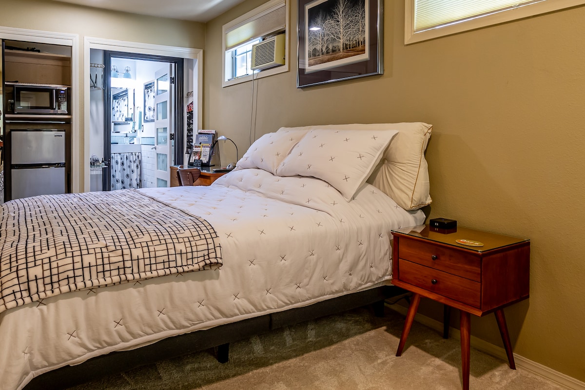 Sealy Posturepedic床，配有遥控可调节底座、按摩和床下照明。
