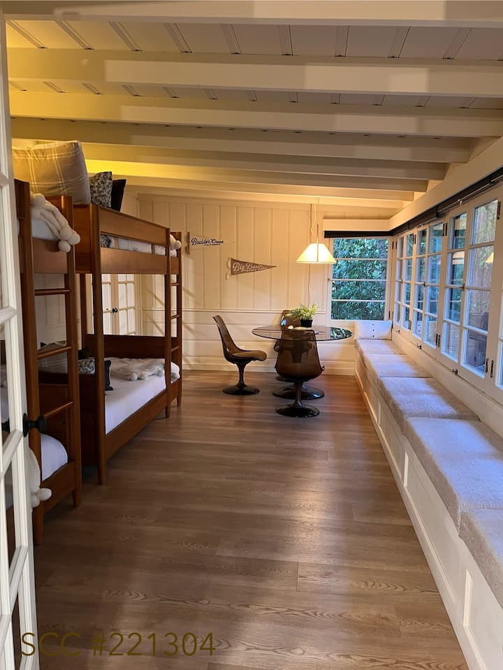 A nostalgic nod to childhood sleepovers, this bunk room features two sets of bunk beds and original windows framing the creek. This space is perfect for laughter, late-night chats, and waking up to the serene beauty of the redwoods.