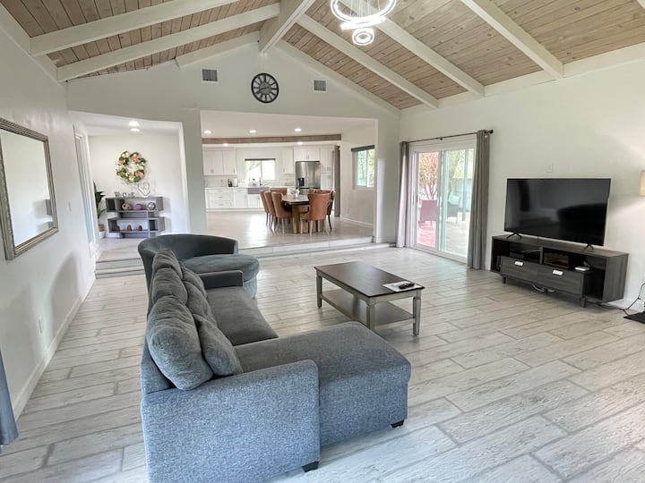 Spacious 3b2b House Between Disney & Universal - La Habra, CA