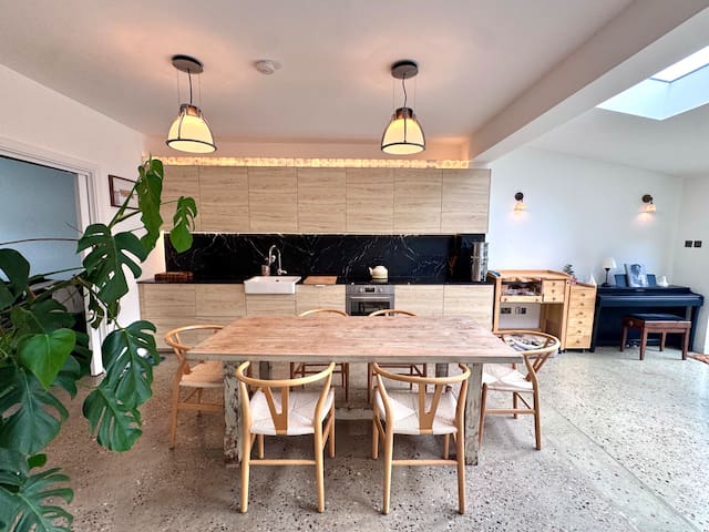 Welcoming 3 bedroom house with garden + parking.