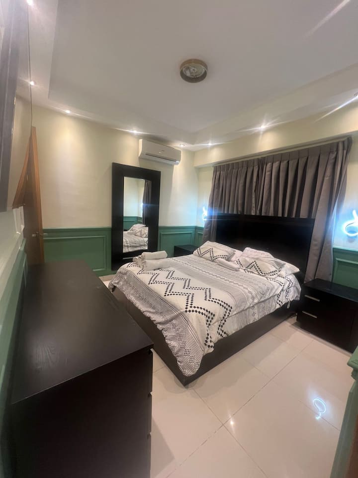 Ambienti ynë i rehatshëm dhe me hapësirë të bollshme. Ka Ac, dollap për ecje, televizor inteligjent dhe banjë të kompletuar.  Do të të jap gjumin më të mirë.  