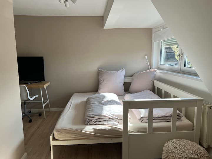 منطقة معيشة في الطابق العلوي مع سرير 180 × 200 سم