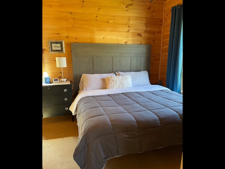 Dormitorio principal con cama King en el primer piso .