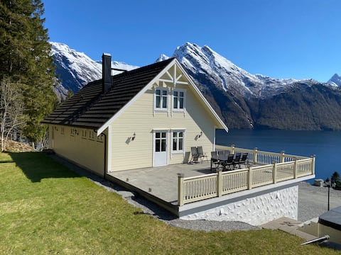 Spectacular Fjord with unbeatable view, sauna/tub