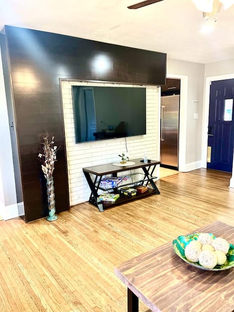 Top performing Airbnb: Minutes to Uptown • Fenced Yard • Sleeps 8 in Eastway / Sheffield Park