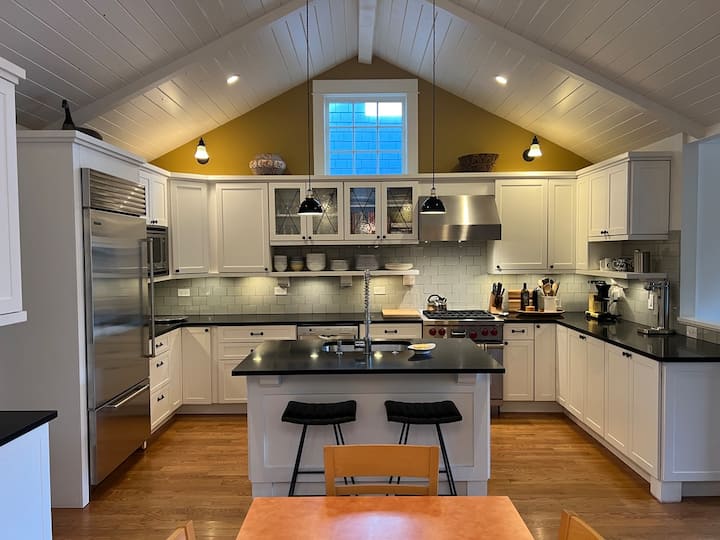 Charming 4 Br/3ba Queen Anne Home W/parking & Yard - Seattle, WA