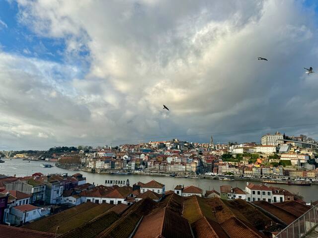 Family Retreat: 5 min to D. Luis I Bridge & Metro gallery image 4