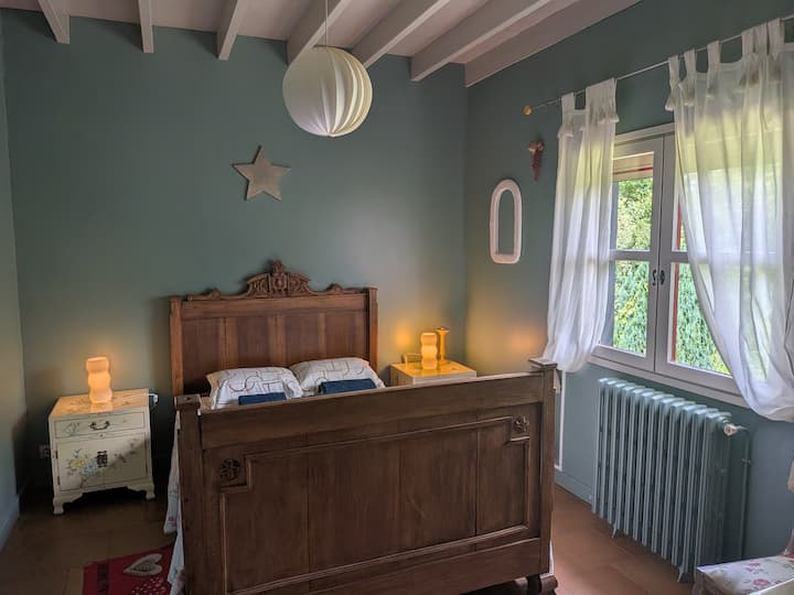 1 bračni krevet s pogledom na rijeku