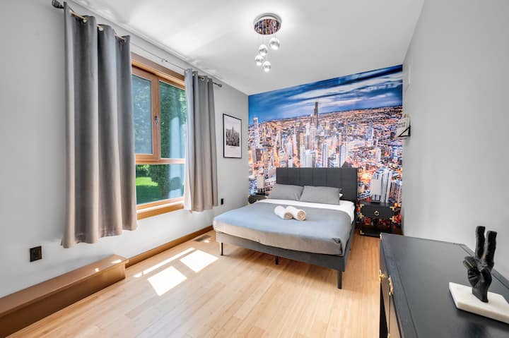 柔和的自然光营造出温馨舒适的氛围。