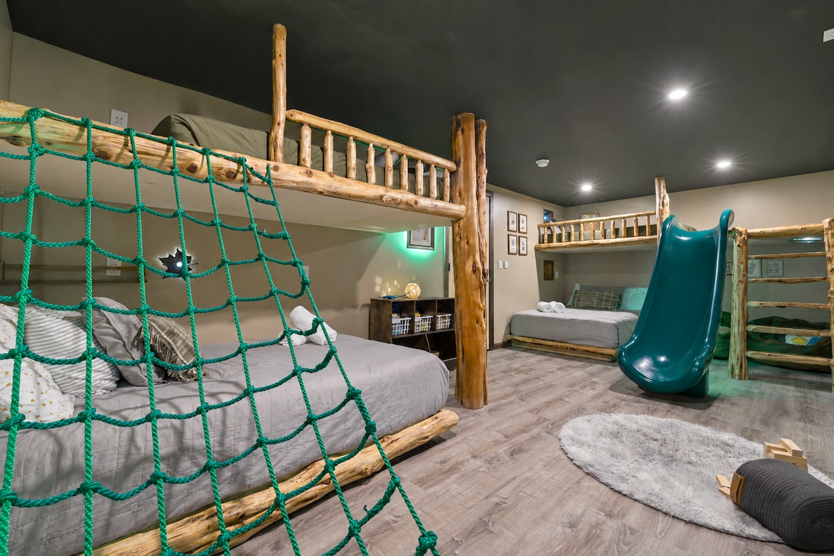 B.E.S.T GameRoom & Kids Bedroom! Hot Tub & FirePit - Cabins for