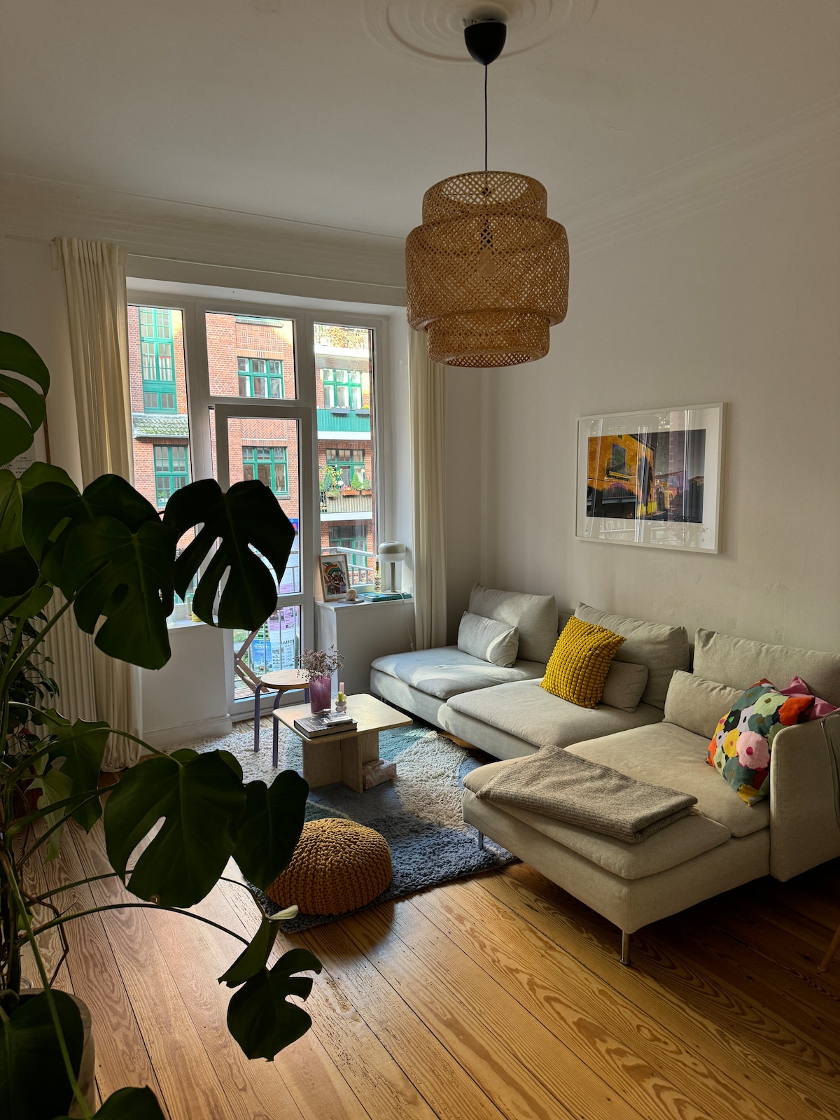 Popular Airbnb listing: Beautiful old building apartment near the Elbe in Ottensen in Ottensen