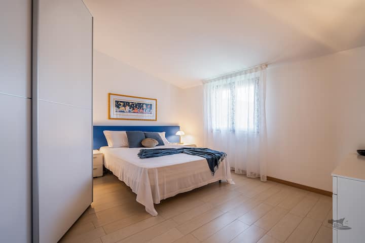 Dormitorio espacioso y luminoso en el primer piso con un armario grande para todas tus necesidades de almacenamiento. El ambiente sereno y la luz natural lo convierten en el espacio perfecto para relajarse y recargar energías después de un día explorando Sicilia.